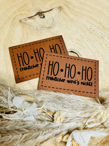 braunes christmas kunstlederlabel mit dem spruch ho ho ho fröhlicher wirds nicht ausrufezeichen