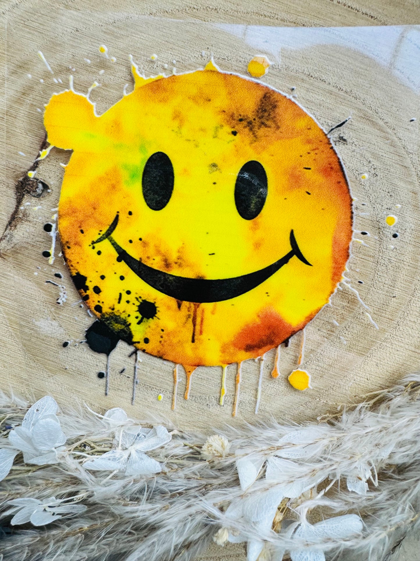 UV-Sticker mit einem lächelndem Smiley in gelben Aquarell Farben