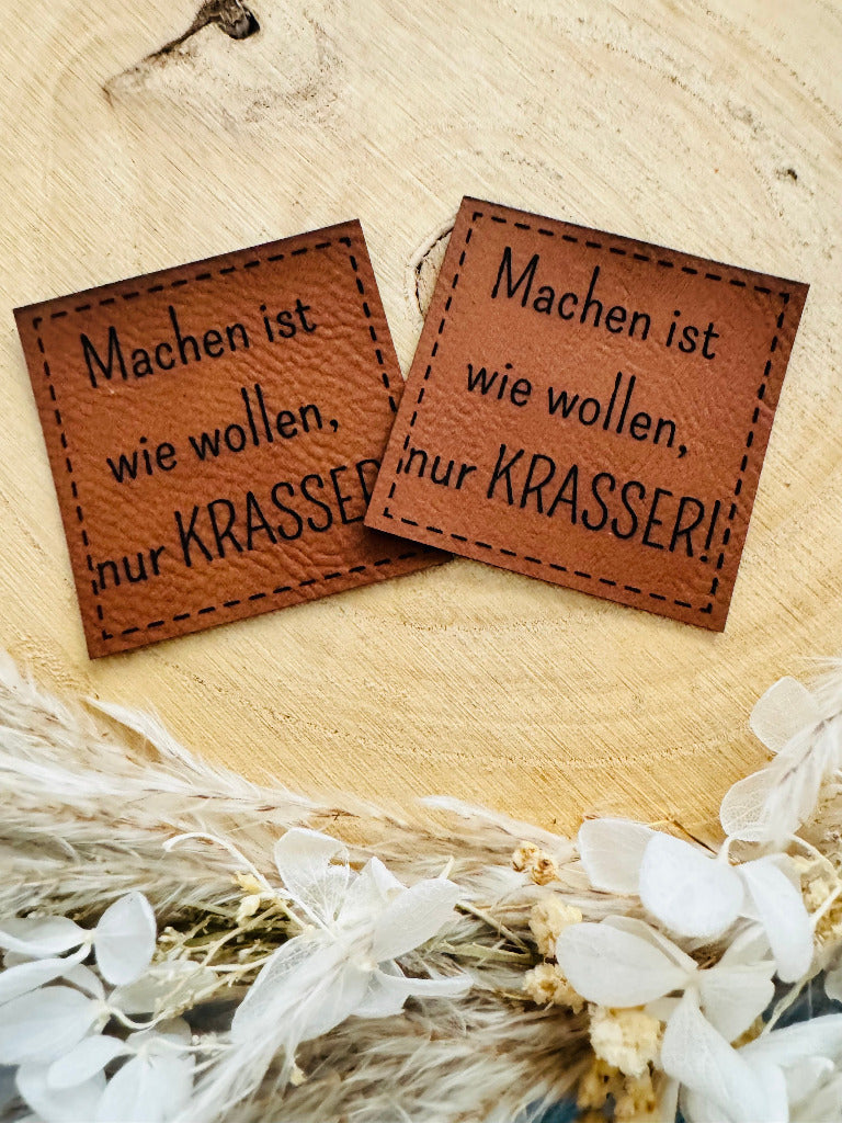 superweiches braunes Kunstlederlabel mit dem Spruch Machen ist wie wollen, nur KRASSER Ausrufezeichen