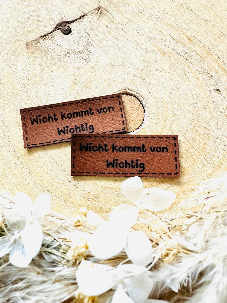 superweiches braunes Kunstlederlabel mit dem Spruch Wicht kommt von Wichtig