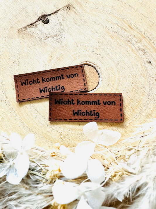 superweiches braunes Kunstlederlabel mit dem Spruch Wicht kommt von Wichtig