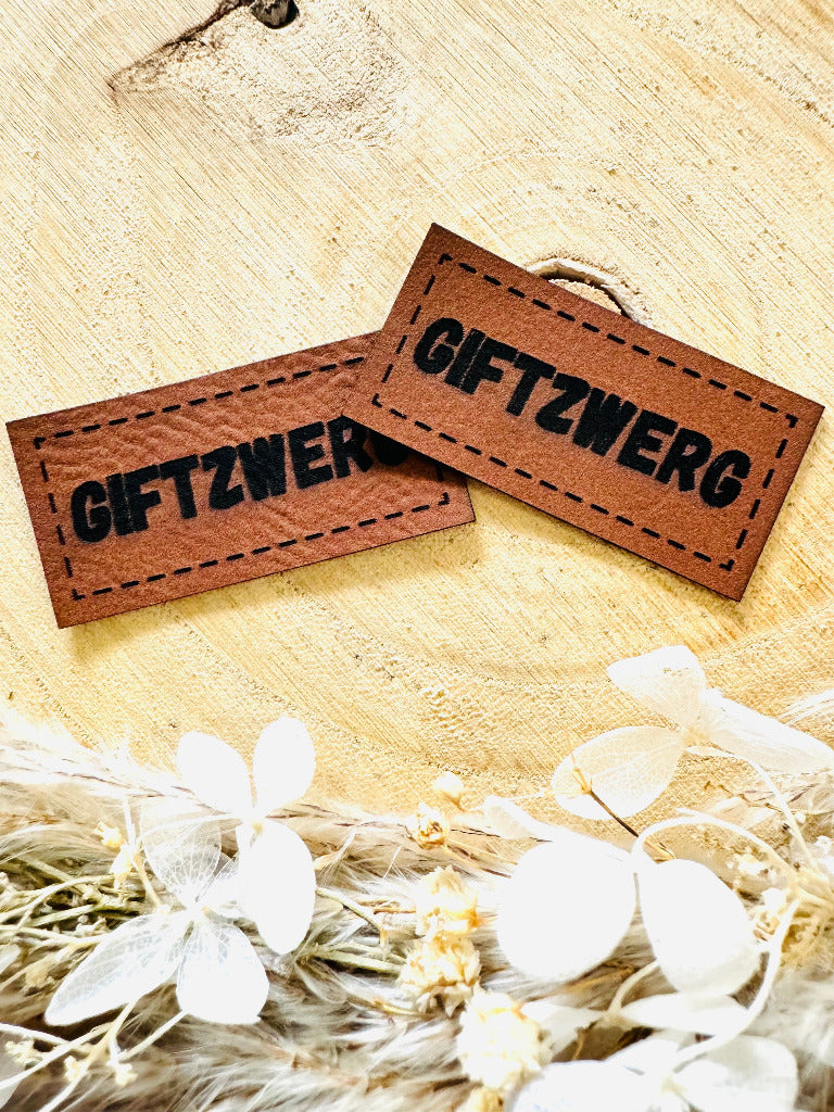 superweiches braunes Kunstlederlabel mit dem Spruch GIFTZWERG