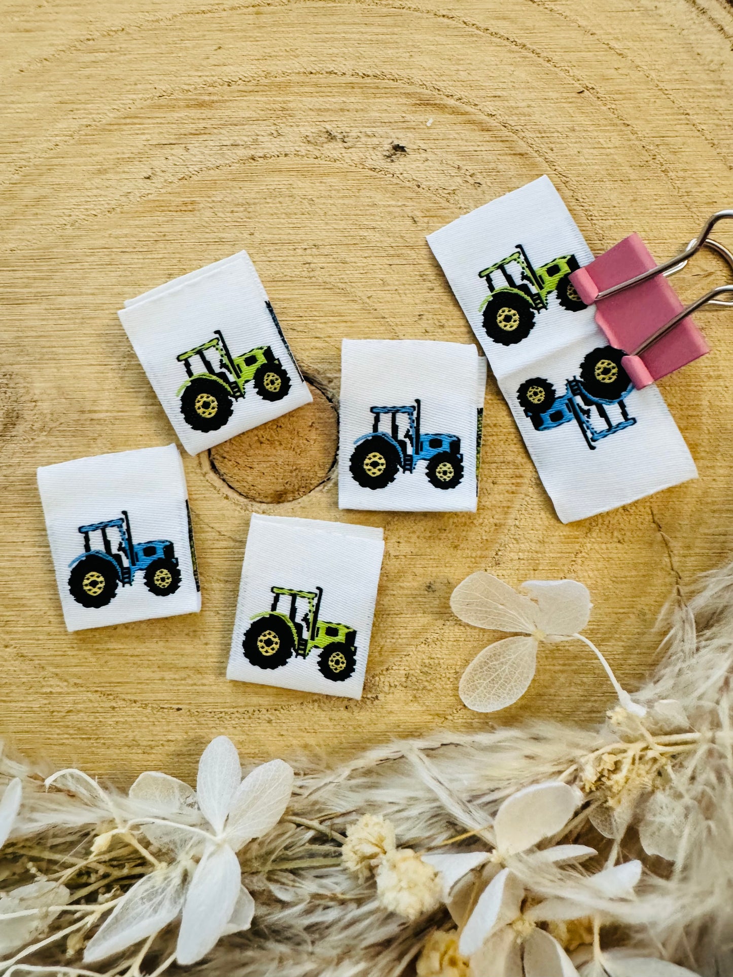 weisses Weblabel mit je einem blauen und grünen traktor auf jeder Seite