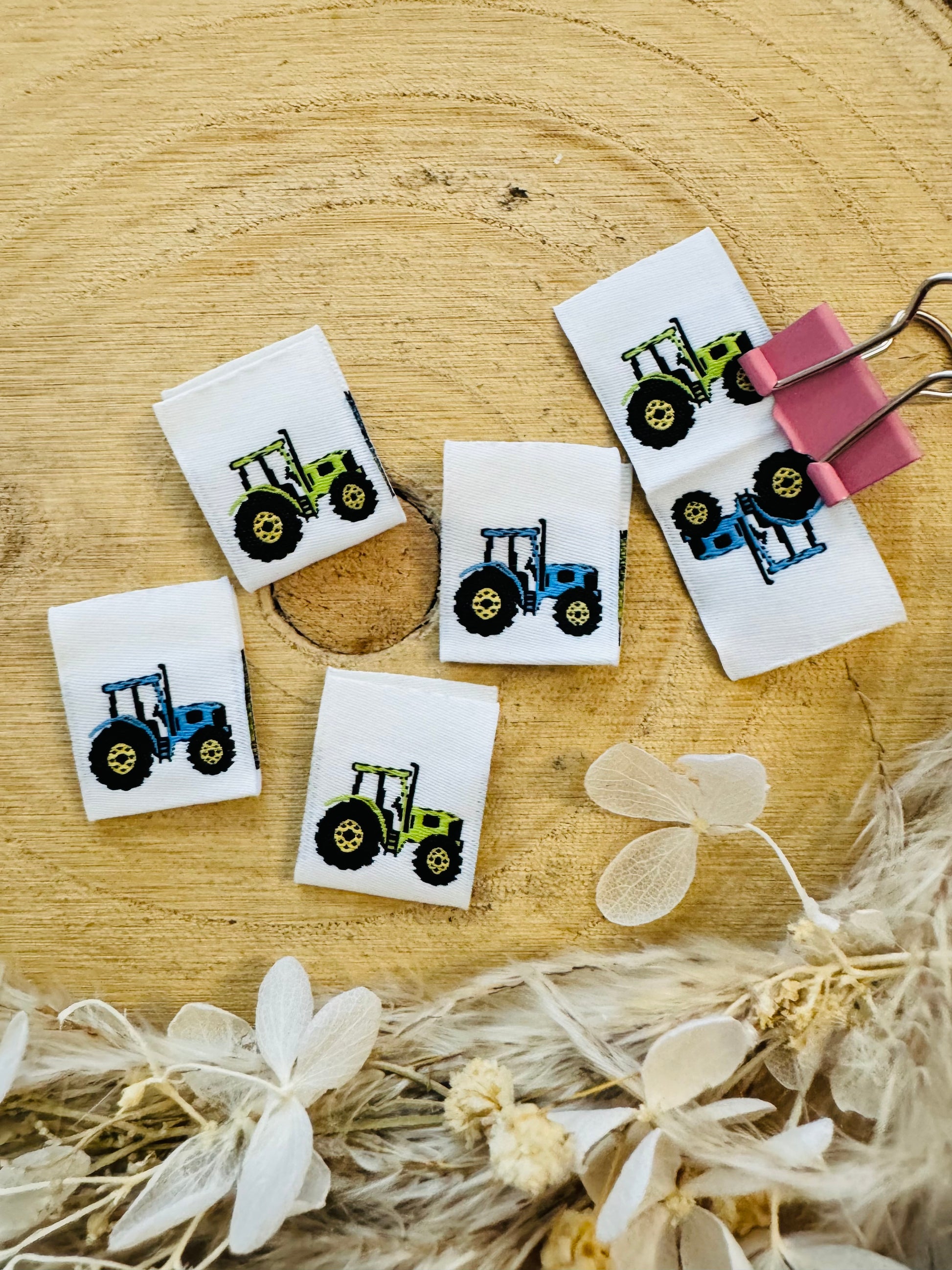 weisses Weblabel mit je einem blauen und grünen traktor auf jeder Seite