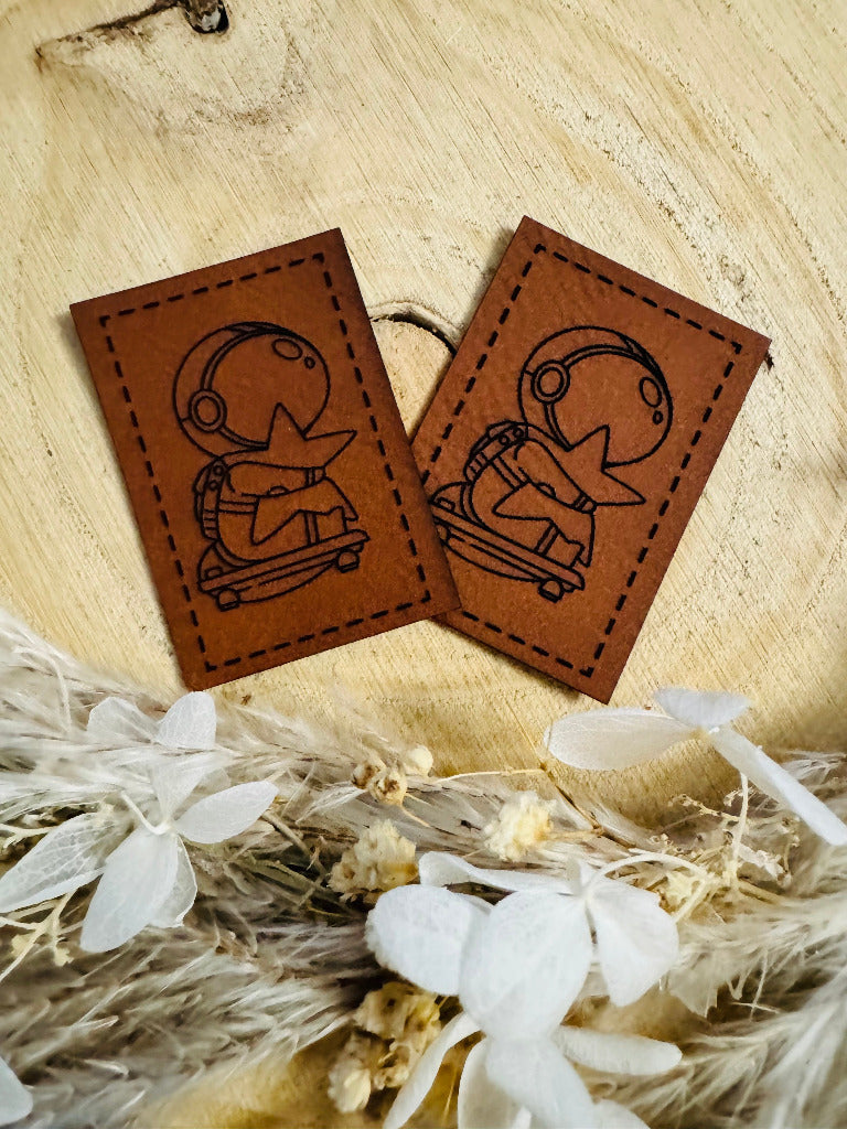 superweiches braunes Label mit einem Astronaut und einem Stern