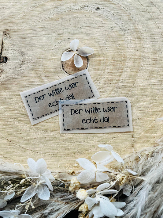 hellgraues Bügellabel mit dem Spruch Der Wile war echt da Ausrufezeichen 