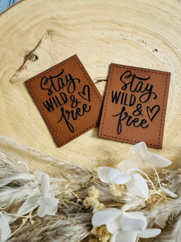 superweiches braunes Kunstlederlabel mit dem Spruch Stay wild und free