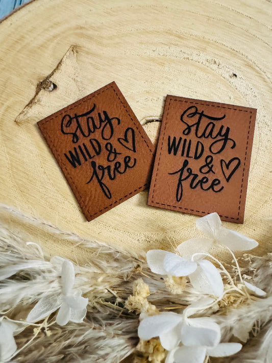 superweiches braunes Kunstlederlabel mit dem Spruch Stay wild und free