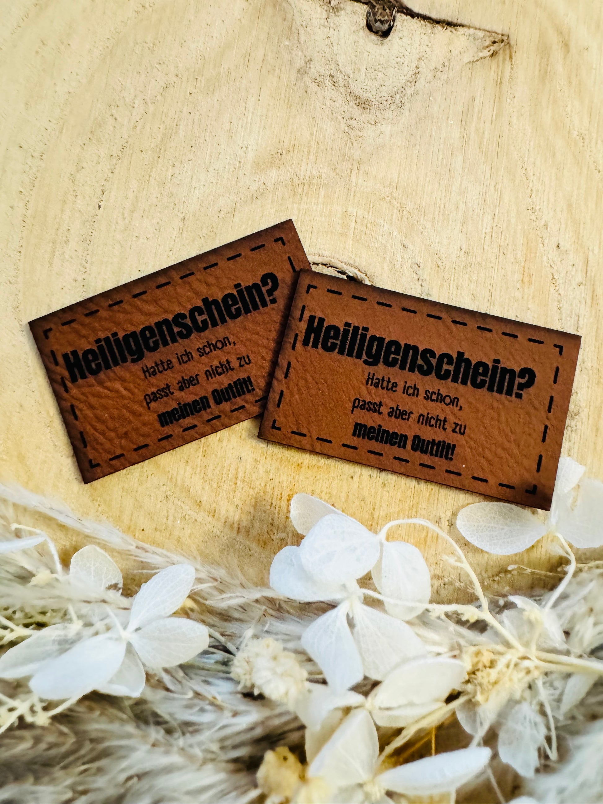 braunes Kunstlederlabel mit dem Spruch Heiligenschein Fragezeichen Hatte ich schon, passt aber nicht zu meinem Outfit