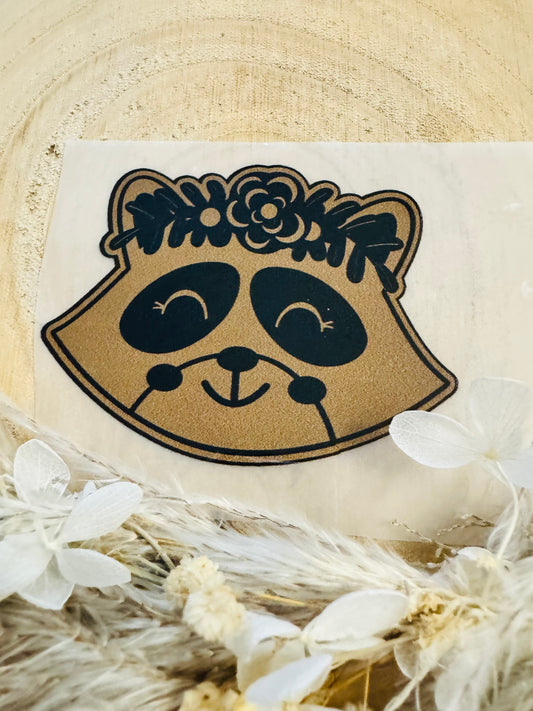 braunes Bügellabel Etikett mit einem lustigen Waschbär Gesicht