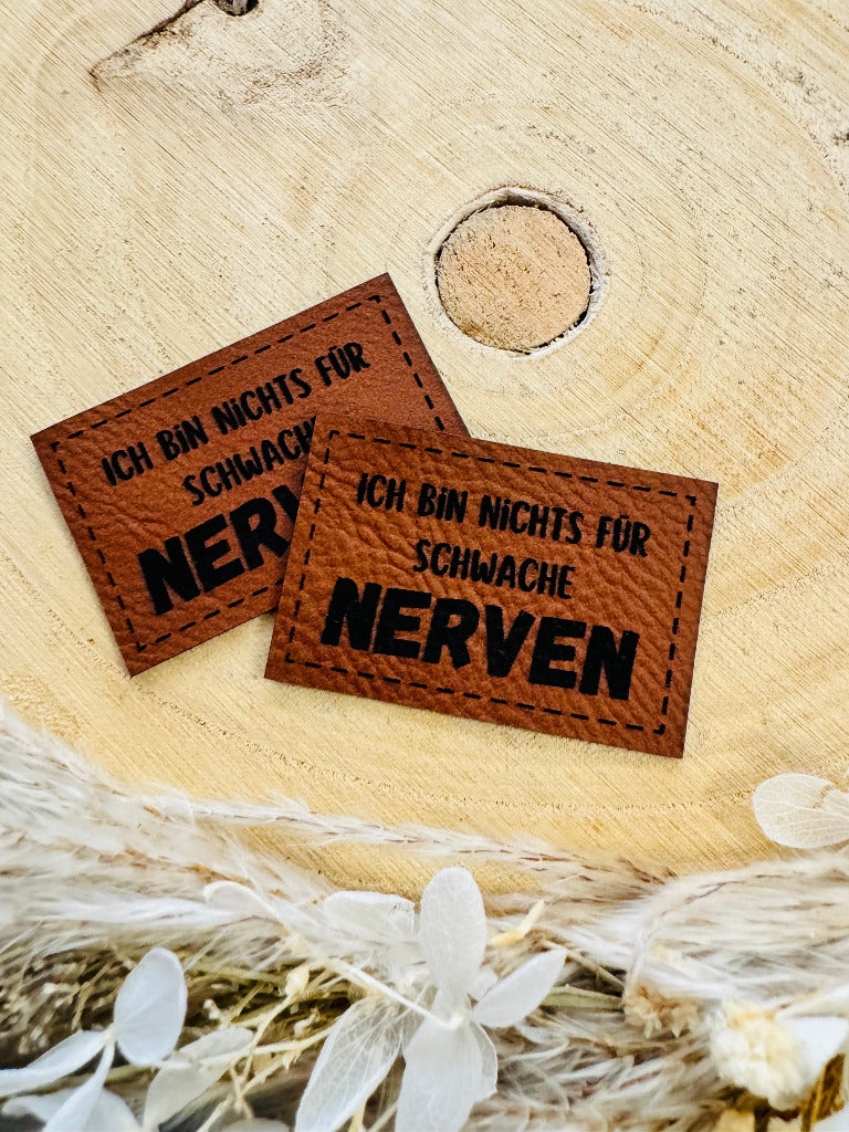 superweiches braunes Kunstlederlabel mit dem Spruch Ich bin nichts für schwache Nerven