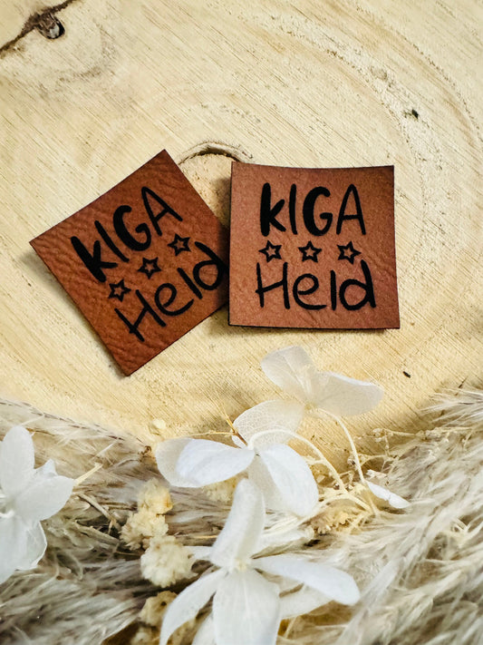 superweiches braunes Kunstlederlabel mit dem Wort KIGA Held