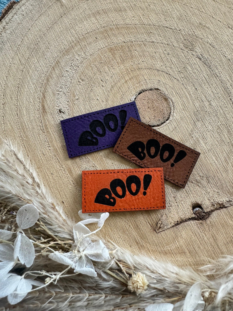 superweiche Kunstlederlabel in drei Farben mit dem Spruch Boo Ausrufezeichen