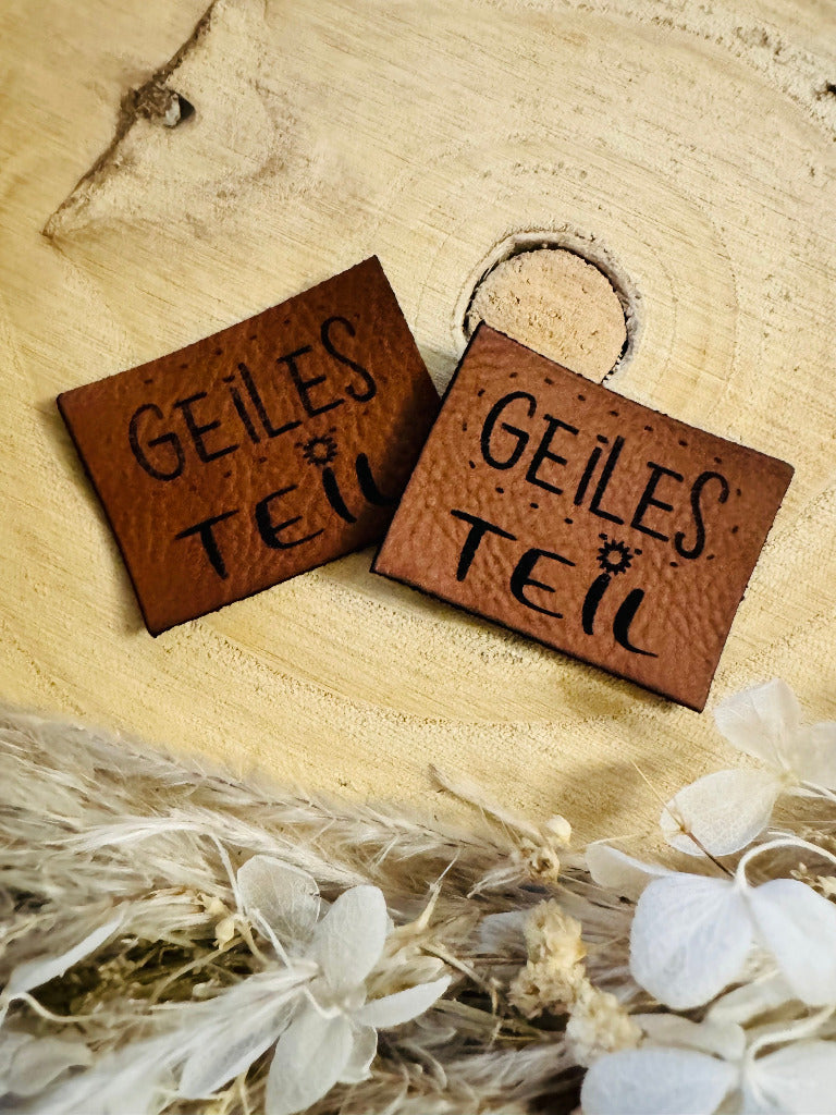 superweiches braunes Kunstlederlabel mit dem Spruch Geiles Teil