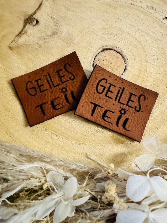 superweiches braunes Kunstlederlabel mit dem Spruch Geiles Teil