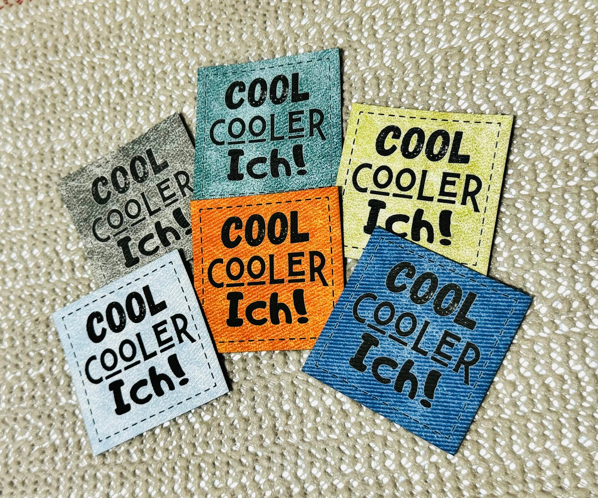 Kunstlederlabel in Denim Optik mit dem Spruch Cool Cooler Ich Ausrufezeichen in 6 Farben