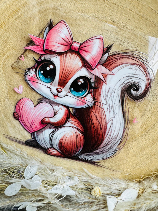 UV-Sticker mit einem kleinen Eichhörnchen, das ein rosa Herz in seinen Händen hält