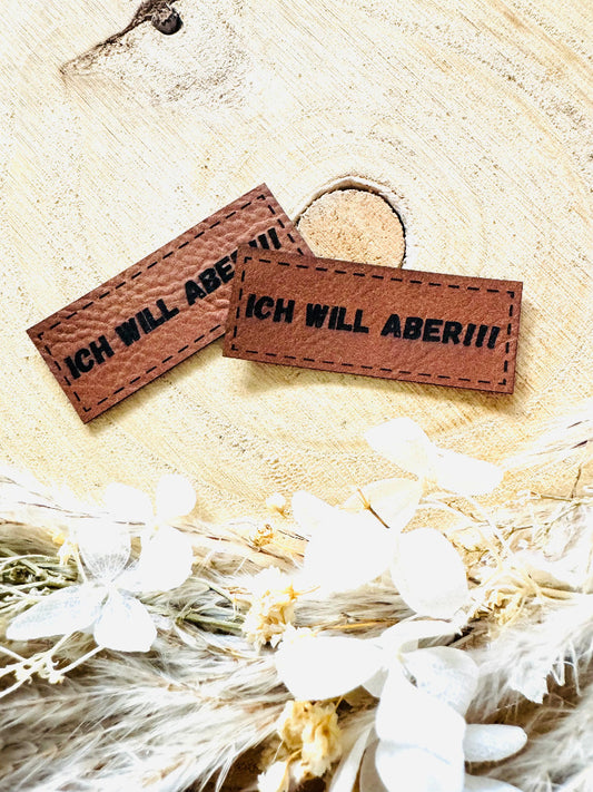 superweiches braunes Kunstlederlabel mit dem Spruch Ich will aber Ausrufezeichen