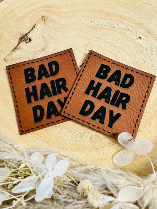 superweiches braunes Kunstlederlabel mit dem Spruch Bad Hair Day in schwarzen Buchstaben