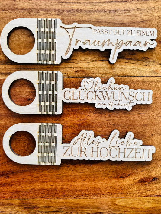 flexible Flaschenanhänger aus lasergravierten Birkenholz mit verschiedenen Motiven
