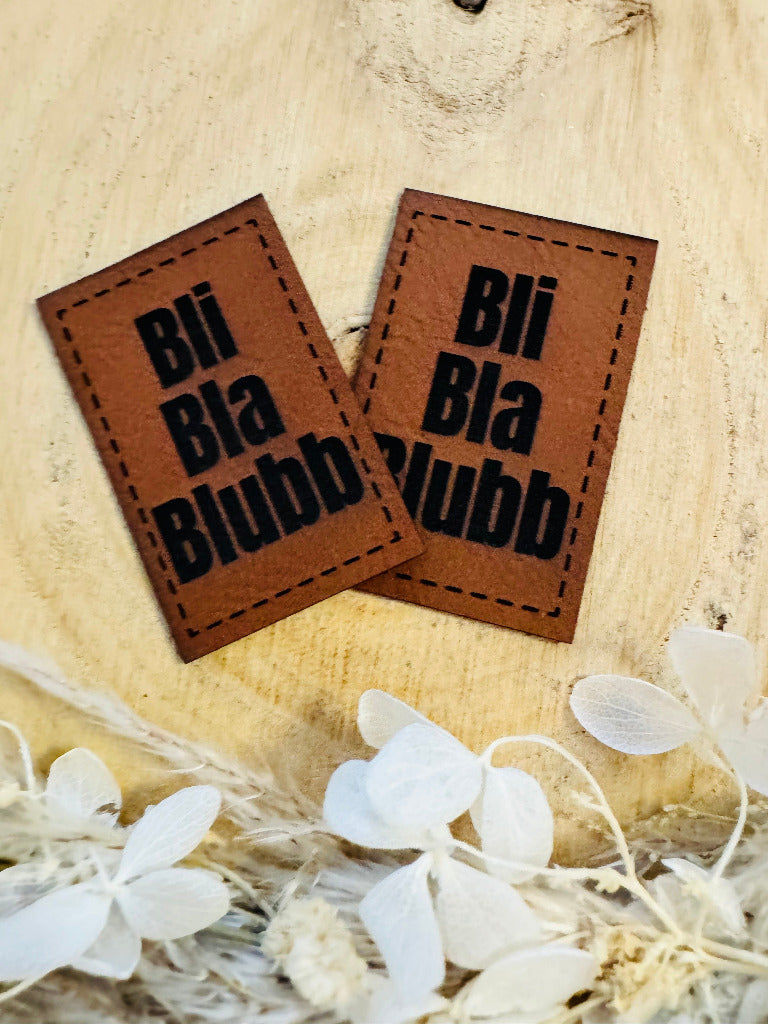 superweiches braunes Kunstlederlabel mit dem Spruch Bli Bla Blubb