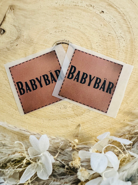 Bügellabel in Kunstlederoptik mit dem Spruch BABYBÄR