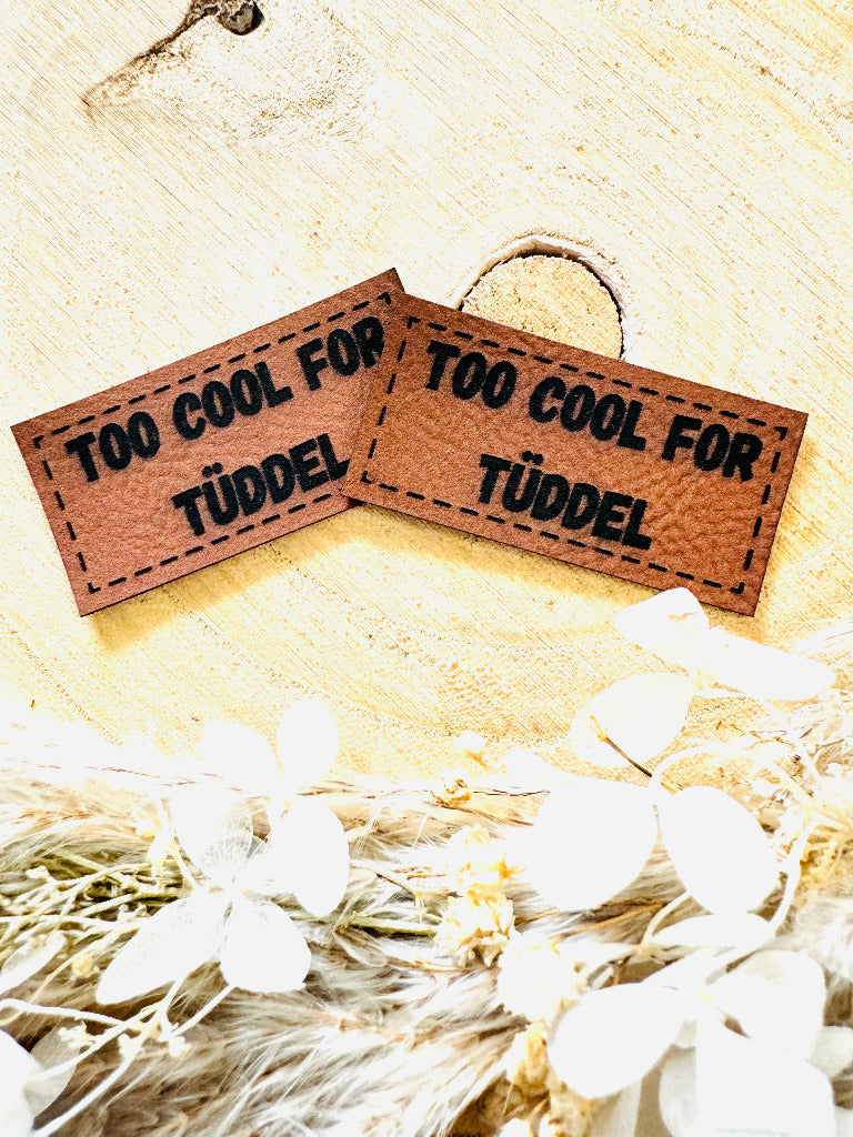 superweiches braunes Kunstlederlabel mit dem Spruch Too Cool for Tüddel