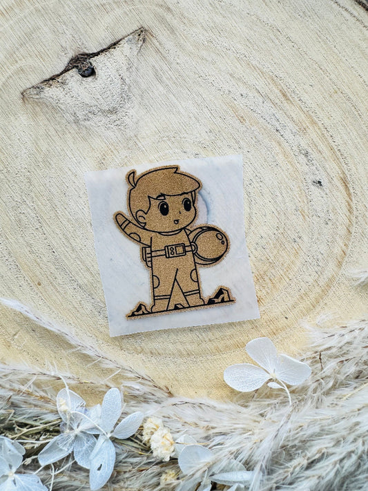 braunes Bügellabel Etikett mit einem kleinen Astronauten