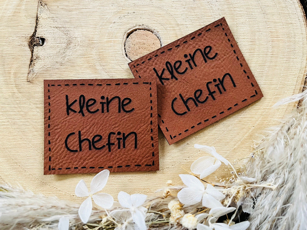 superweiches braunes Kunstlederlabel mit dem Spruch kleine Chefin