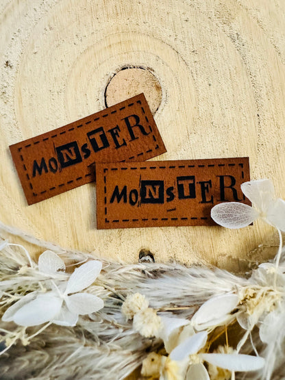 superweiches braunes Kunstlederlabel mit dem Spruch Monster
