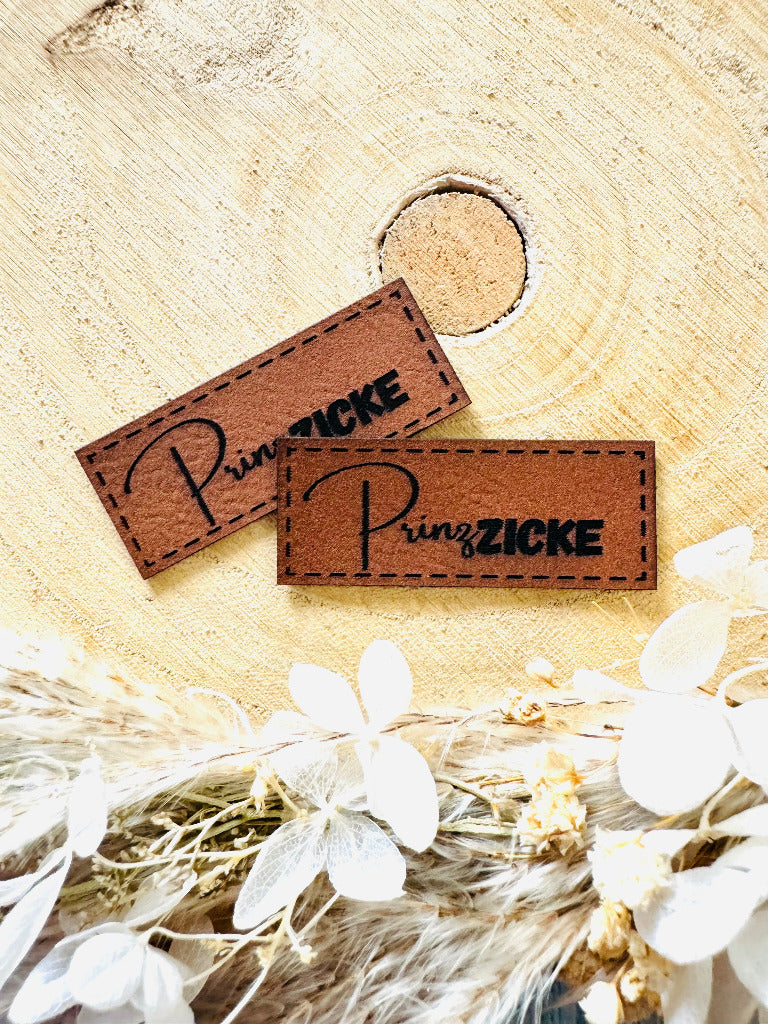 superweiches braunes Kunstlederlabel mit dem Spruch PrinzZICKE