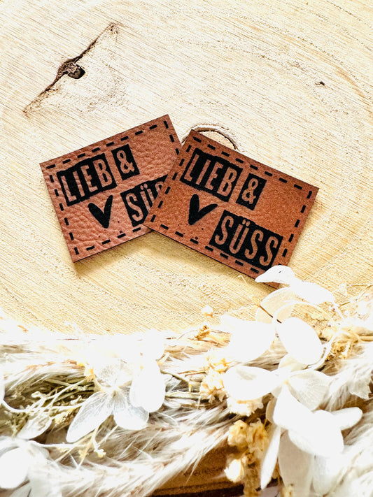 superweiches braunes Kunstlederlabel mit dem Spruch Lieb und Süß und einem Herzchen