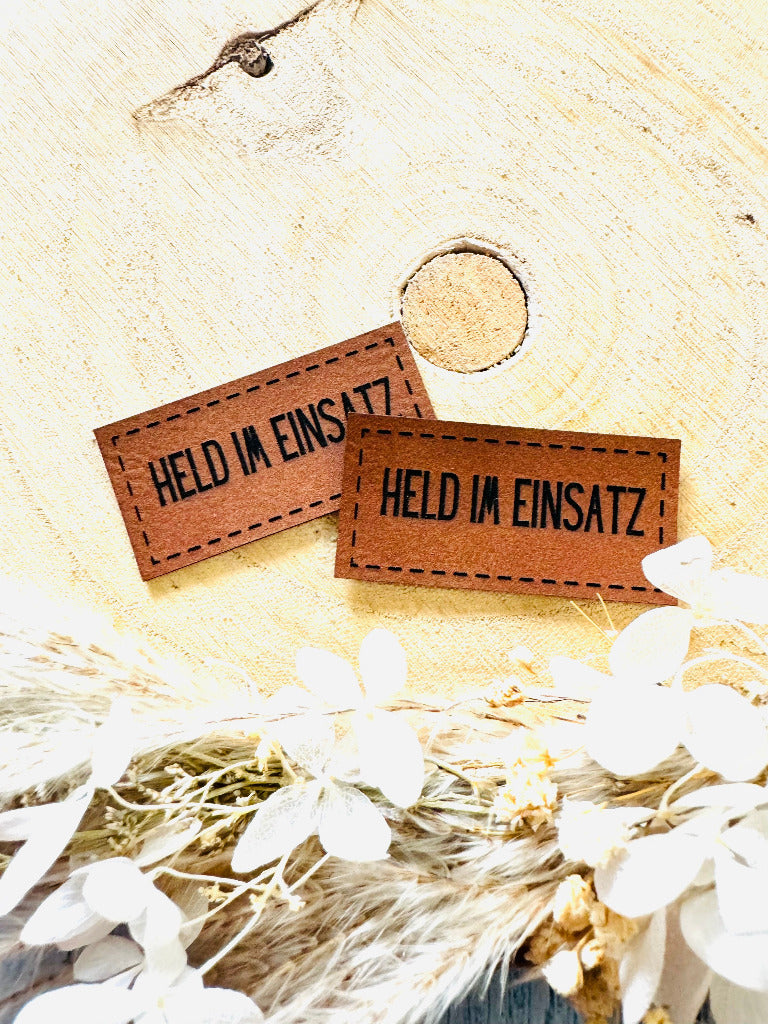 superweiches braunes Kunstlederlabel mit dem Spruch Held im Einsatz