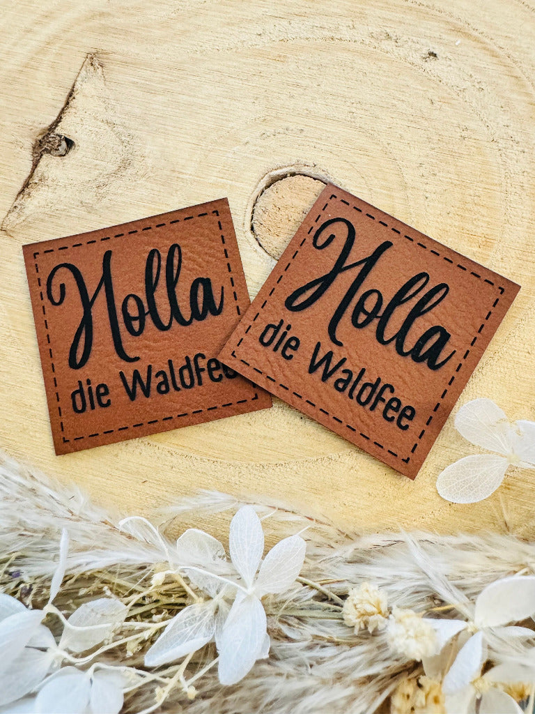 superweiches braunes Kunstlederlabel mit dem Spruch Holla die Waldfee