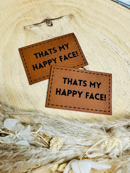 braunes christmas kunstlederlabel mit dem spruch thats my happy face ausrufezeichen