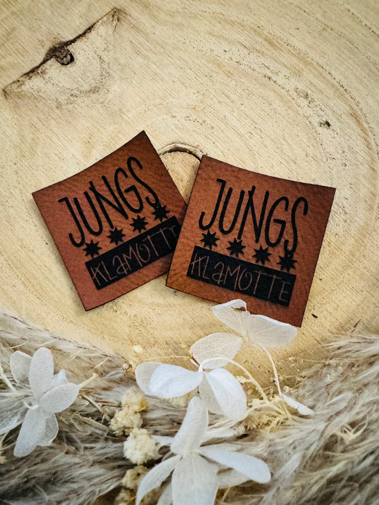 superweiches braunes Kunstlederlabel mit dem Spruch Jungs Klamotte