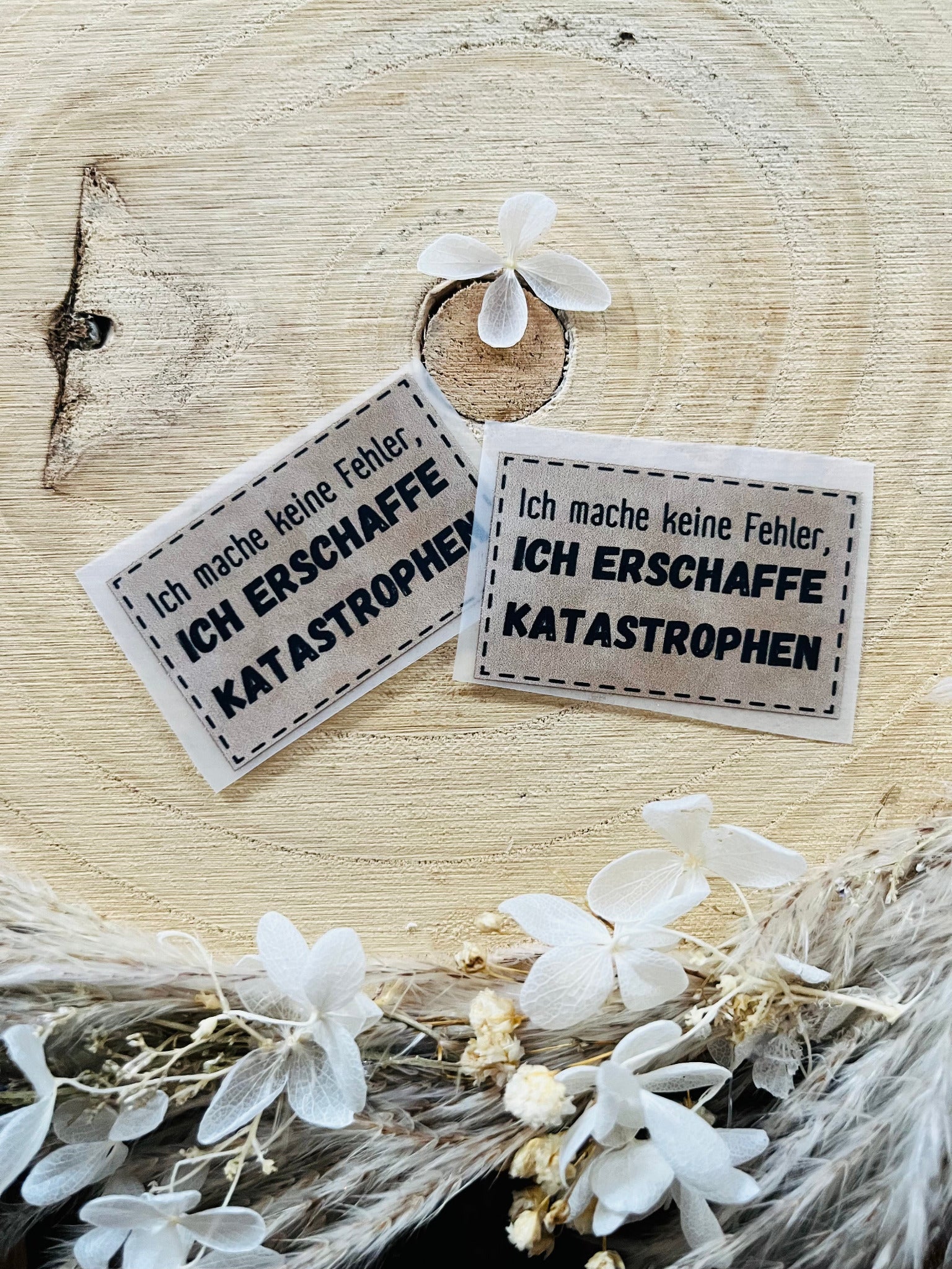 hellbraunes Bügellabel mit dem Spruch ich mache keine Fehler, ich erschaffe Katastrophen