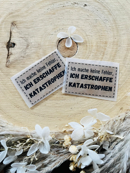 hellbraunes Bügellabel mit dem Spruch ich mache keine Fehler, ich erschaffe Katastrophen