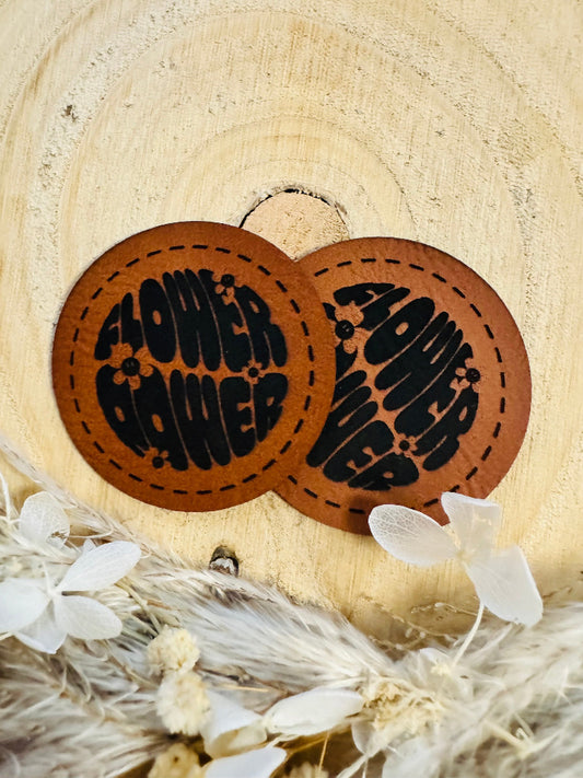 superweiches braunes rundes Kunstlederlabel mit dem Spruch Flower Power und Blüten