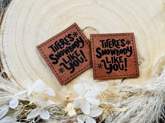 braunes Kunstlederlabel mit dem Spruch  Therw is Snowbody like You Ausrufezeichen