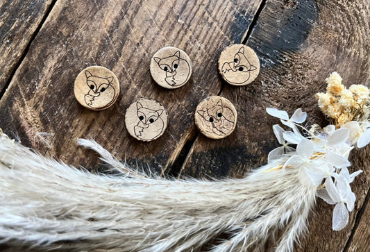 Kokosknopf mit einem kleinen schlafenden Fuchs abgebildet Durchmesser 20 mm