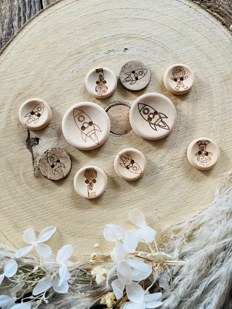 runder Holz oder Kokosknopf mit Weltraum Motiven