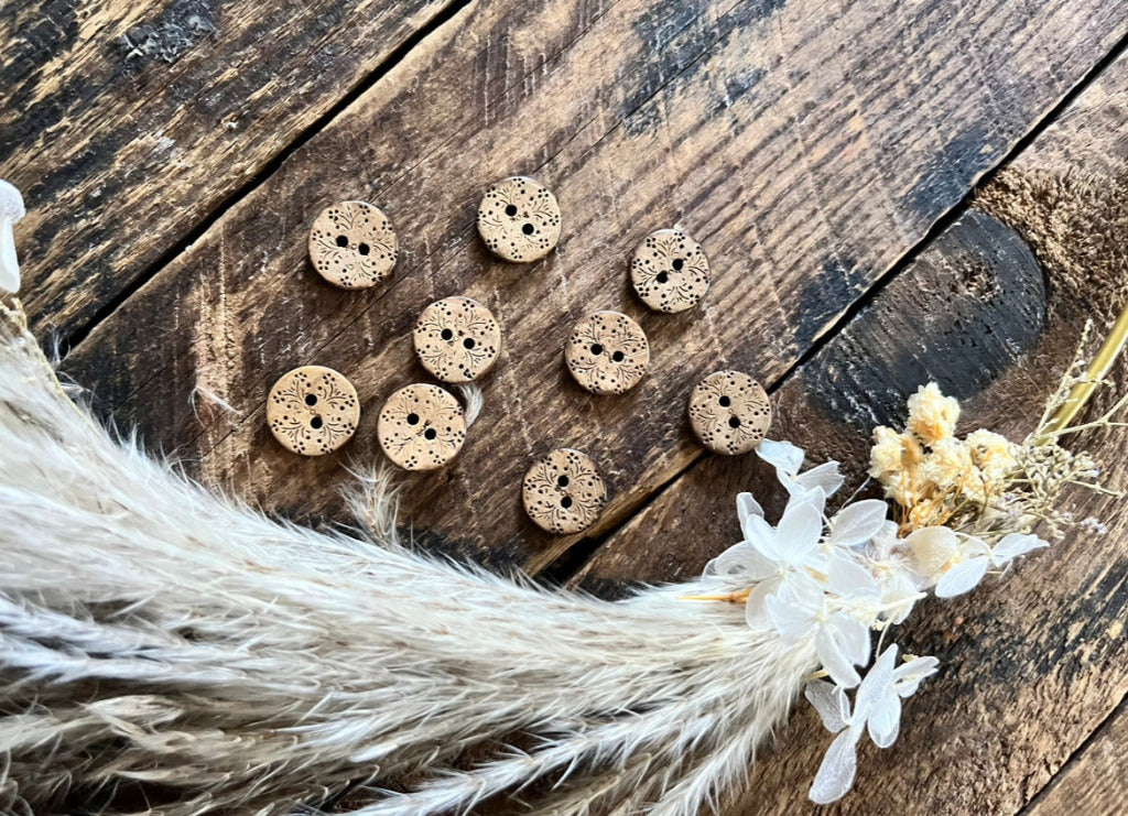 Kokosknopf mit einem floralen Blumenmuster Größe 12 mm