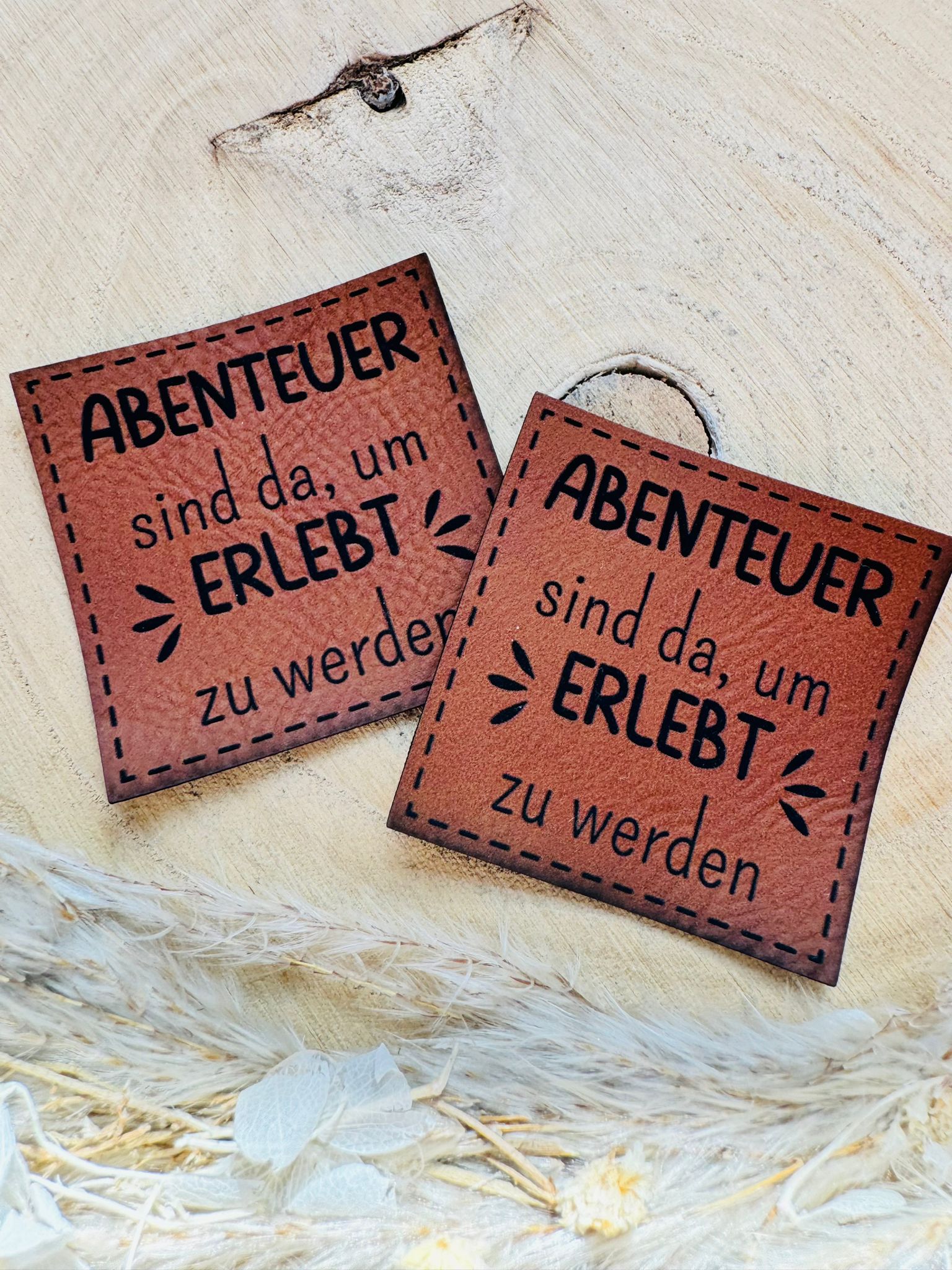 braunes PU-Label mit dem Spruch Abenteuer sind da, um ERLEBT zu werden