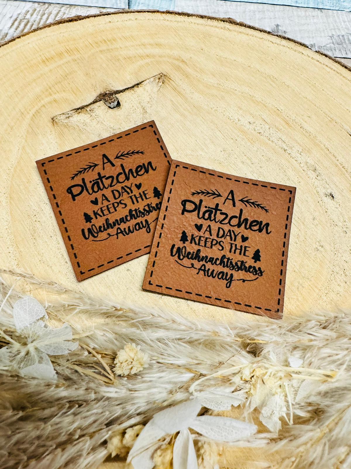 braunes christmas kunstlederlabel mit dem spruch a plätzchen a day keeps the weihnachtsstress away
