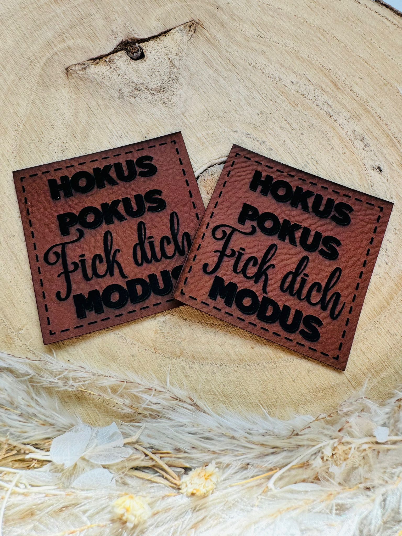 braunes P-Label mit dem Spruch Hokus Pokus F ... Modus