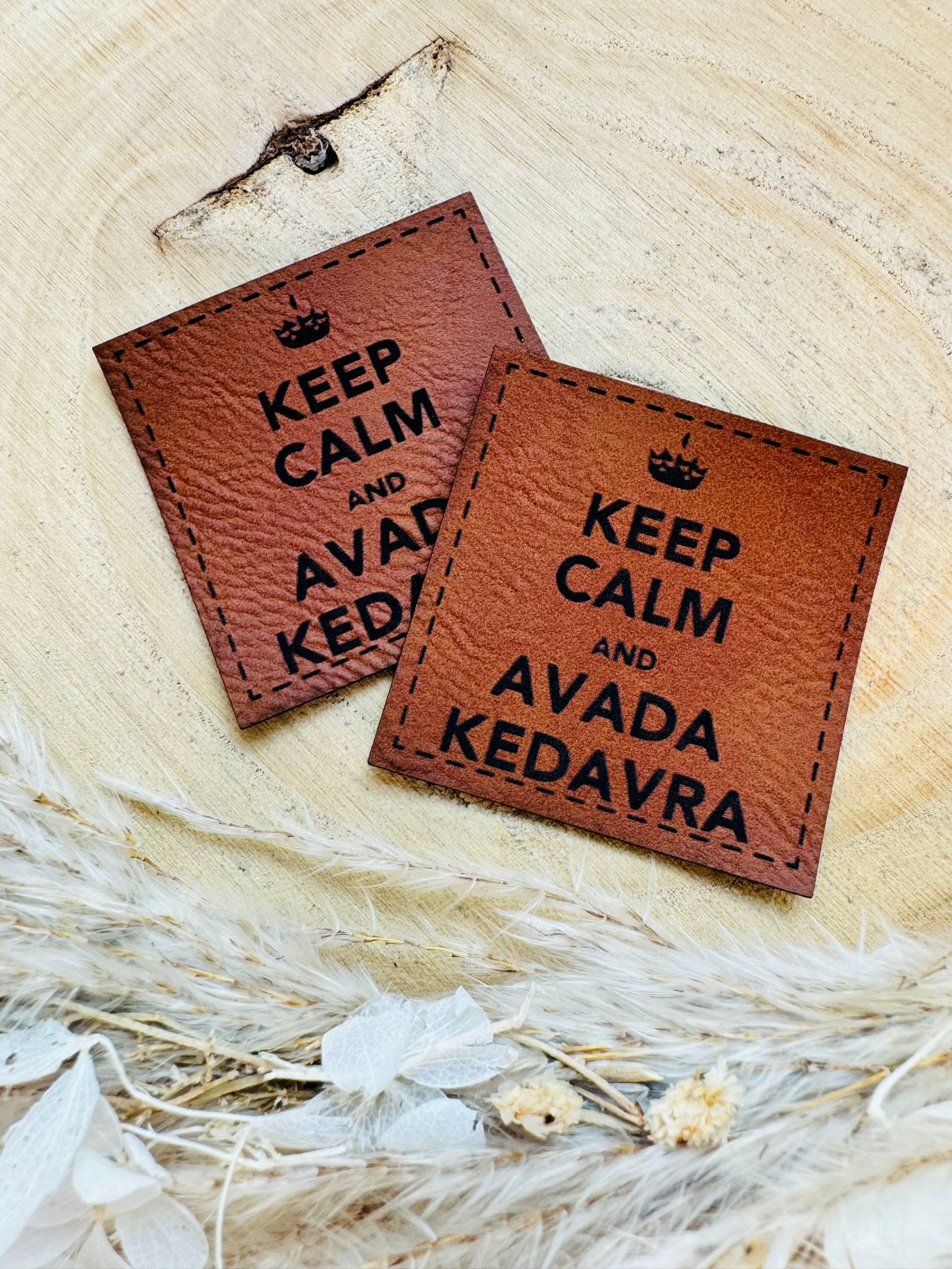 superweiches braunes PU-Label mit dem Spruch Keep Calm and Avada Kedavra und einer kleinen Krone