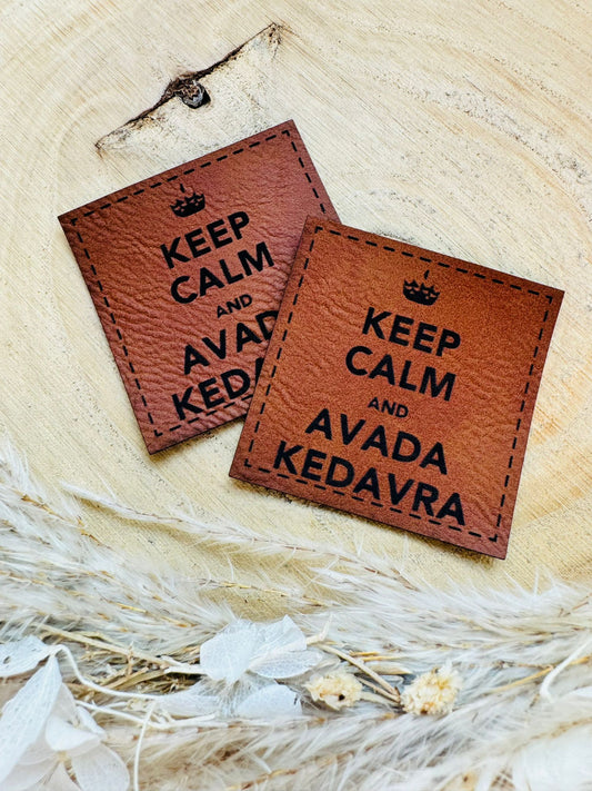 superweiches braunes PU-Label mit dem Spruch Keep Calm and Avada Kedavra und einer kleinen Krone