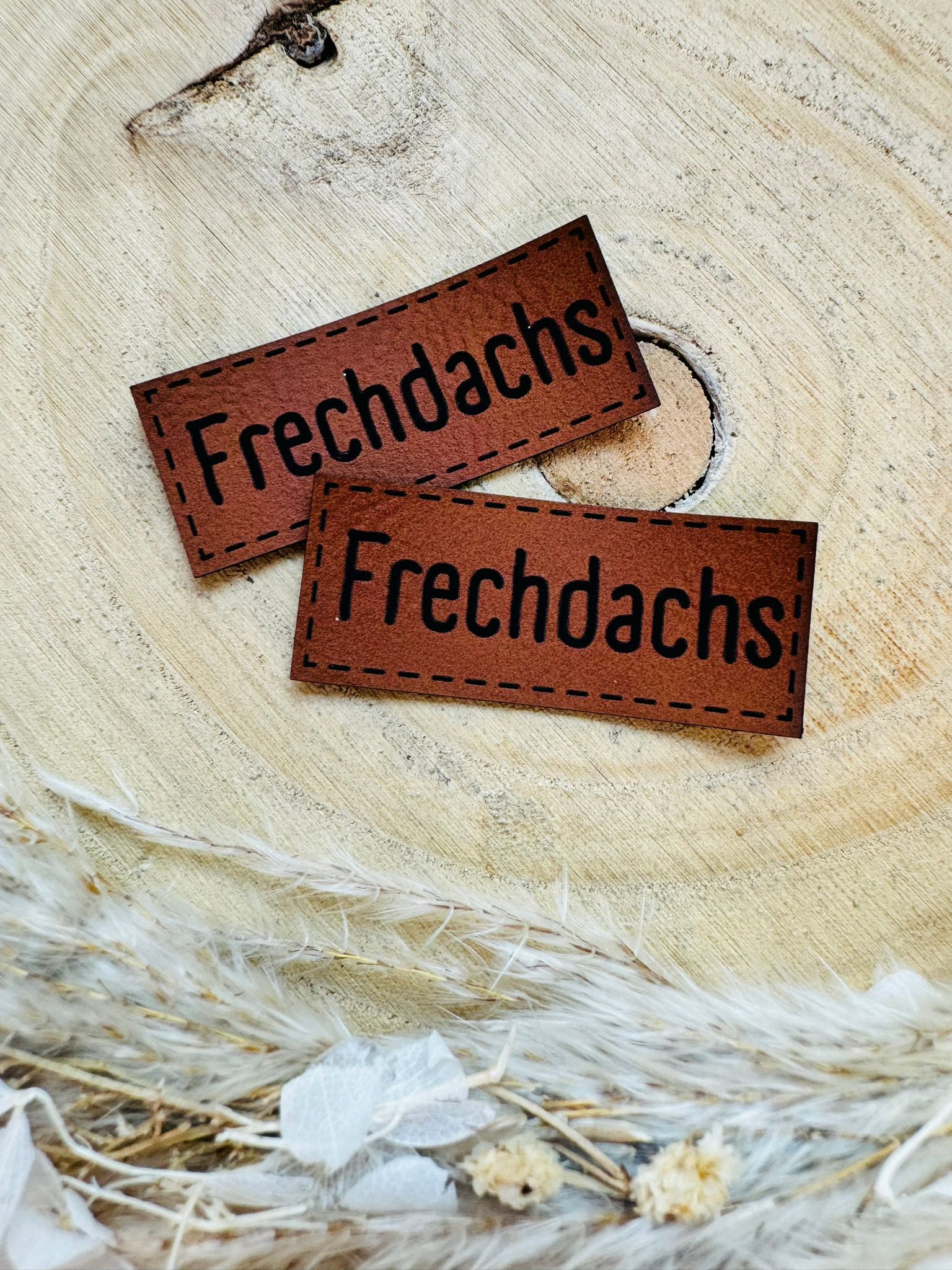 braunes PU-Label mit dem Spruch Frechdachs