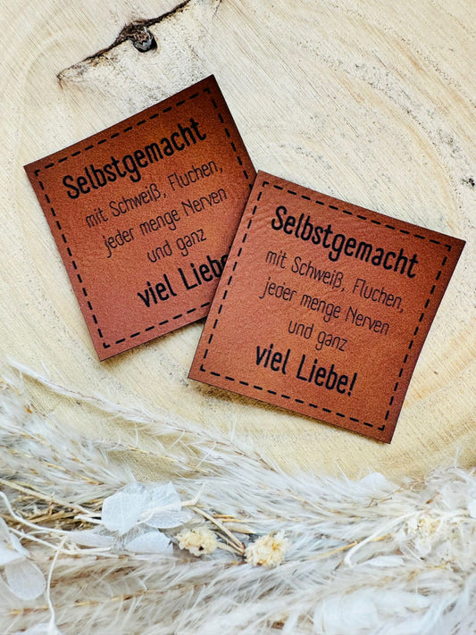 braunes PU-Label mit dem Spruch Selbstgemacht mit Schweiß, Fluchen, jeder menge Nerven und ganz viel Liebe Ausrufezeichen